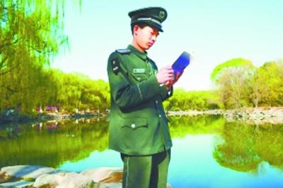 甘相偉在未名湖畔。