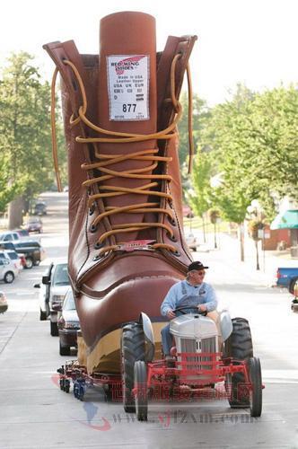 而这只巨型鞋子生产于2005年,是为了庆祝成立于1905年的red wing